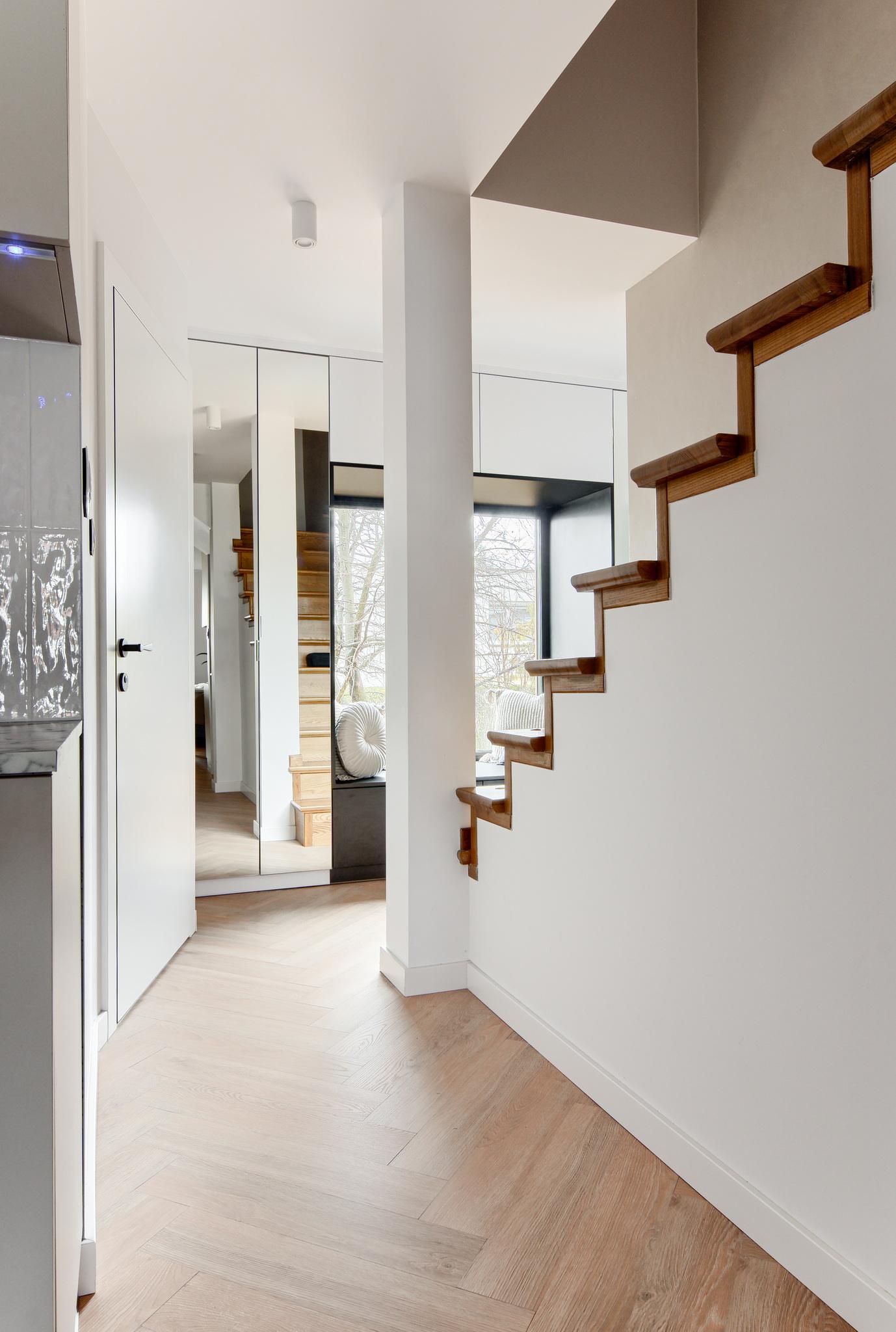 Klatka schodowa w domu z lat 70