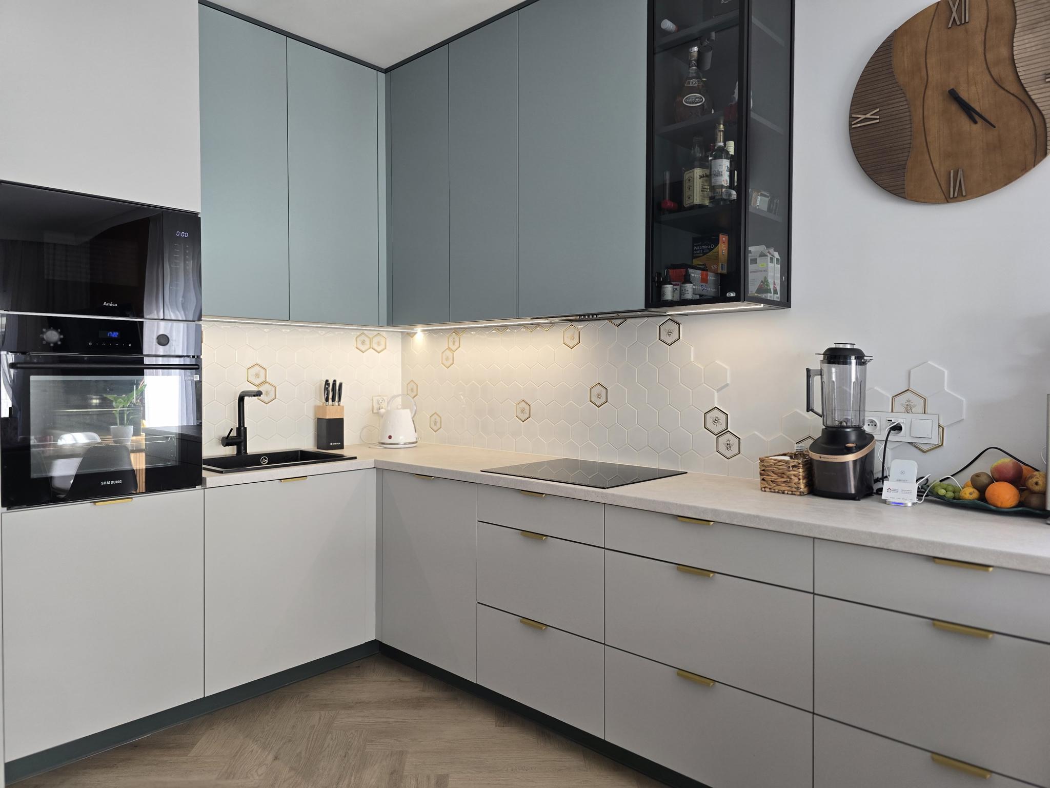 Kuchnia w odcieniach szałwiowych