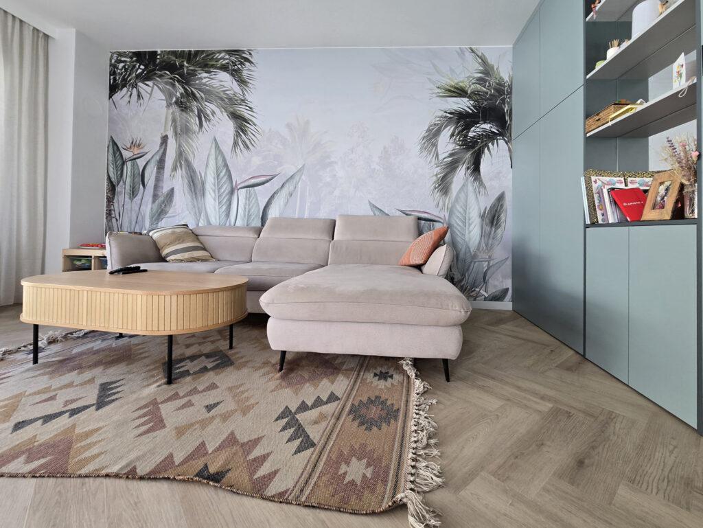 Salon z zabudową pod schodami